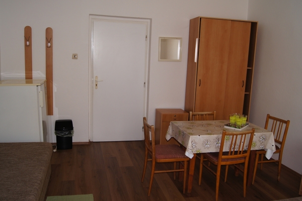 Štvorlôžkové izby s výhľadom na Dunaj s chladničkou bez TV, č.52,53